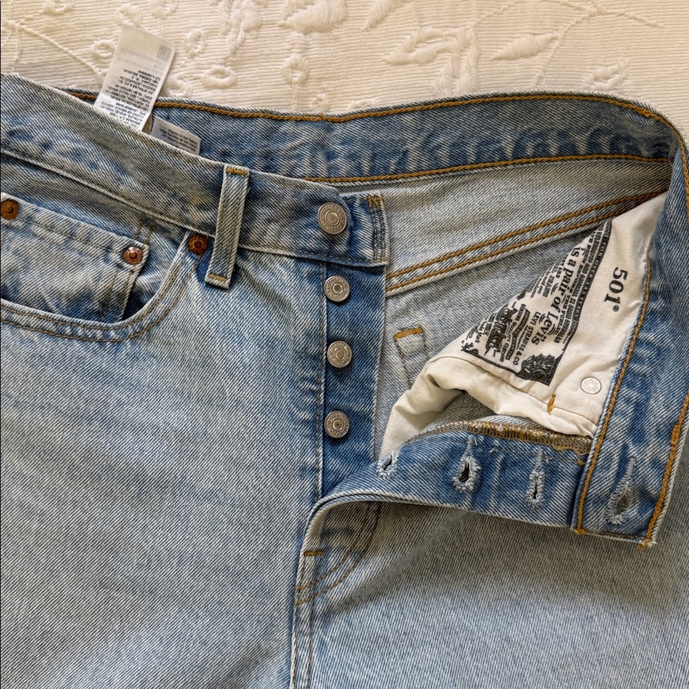 Vintage Levi’s 501 Original Fit Light Wash Button Fly Jeans- CCO PRICE DROP - Picture 4 of 6